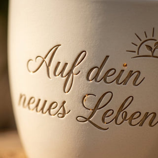 Personalisierter Blumentopf mit Gravur — Geschenk für die Braut zur Hochzeit — Detailaufnahme