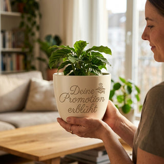 Persönliches Geschenk für Doktoranden – Blumentopf mit Gravur: Deine Promotion erblüht — im Wohnambiente