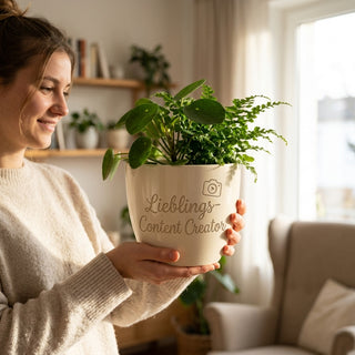 Personalisierter Blumentopf — Geschenk Content Creator Abschied — im Wohnambiente