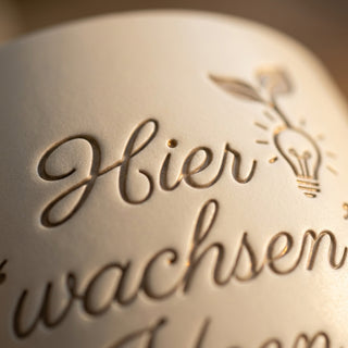 Personalisierter Blumentopf mit Gravur — Geschenk für Modellbauer zum Geburtstag — Detailaufnahme
