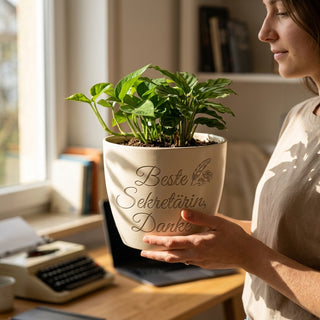 Personalisierter Blumentopf mit Gravur — Geschenk Sekretärin Danke Abschied — im Wohnambiente