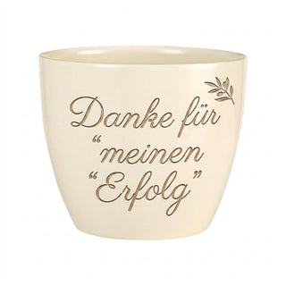 Personalisierter Blumentopf mit Gravur — Geschenk Personal Trainerin — Detailansicht der Lasergravur