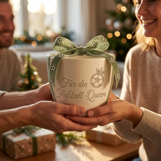 Personalisierter Blumentopf mit Gravur — Geschenk für Fußballerin — als persoenliche Geschenk-Uebergabe