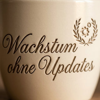 Personalisierter Blumentopf mit Gravur — Geschenk IT Administrator — Detailaufnahme