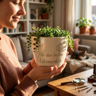 Personalisierter Blumentopf mit Gravur — Geschenk Uhrmacher zur Pensionierung — im Wohnambiente