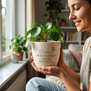 Personalisierter Blumentopf mit Gravur — Geschenk für Onkologin — im Wohnambiente