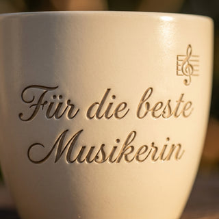 Personalisierter Blumentopf mit Gravur — Geschenk Musikerin — Detailaufnahme