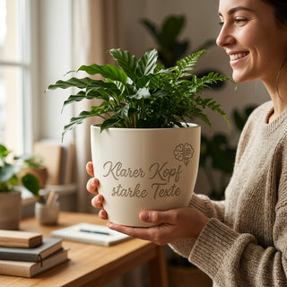 Personalisierter Blumentopf mit Gravur — Geschenk für Redakteurin — im Wohnambiente