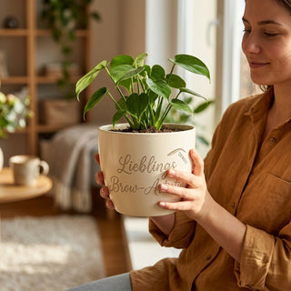 Personalisierter Blumentopf mit Gravur — Geschenk für Brow-Artistin — im Wohnambiente