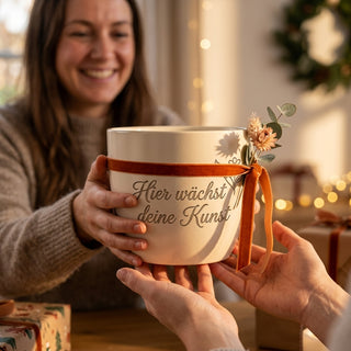 Personalisierter Blumentopf mit Gravur — Geschenk Künstlerin Geburtstag — als persoenliche Geschenk-Uebergabe