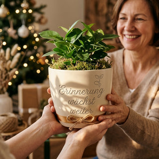 Blumentopf mit Gravur 'Erinnerung wächst weiter' — Geschenk Trauer & Erinnerung — als persoenliche Geschenk-Uebergabe