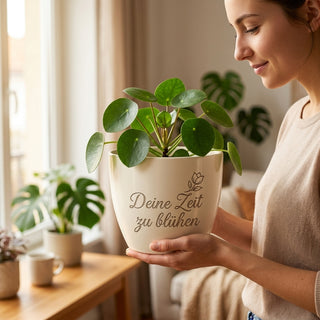 Personalisierter Blumentopf mit Gravur — Geschenk Berufsanfänger Karrierestart — im Wohnambiente