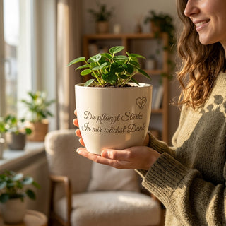 Personalisierter Blumentopf mit Gravur — Geschenk Fitnesscoach Dankeschön — im Wohnambiente