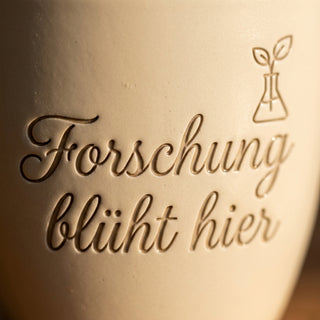 Personalisierter Blumentopf — Geschenk Laborantin Forschung blüht hier — Detailaufnahme