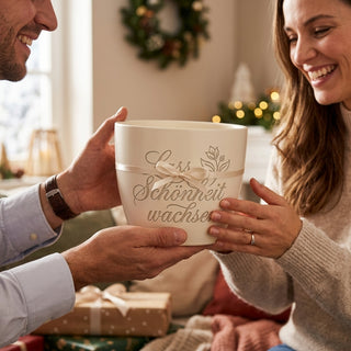 Personalisierter Blumentopf — Geschenk Fliesenlegerin mit Gravur — als persoenliche Geschenk-Uebergabe