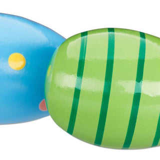 Bunte Holz-Maracas von Relaxday: Blau mit gelbem Punkt und grün gestreift. Babyrasseln, Greifspielzeug und Musikinstrument.