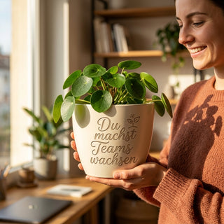 Personalisierter Blumentopf mit Lasergravur — Geschenk Personalerin — im Wohnambiente
