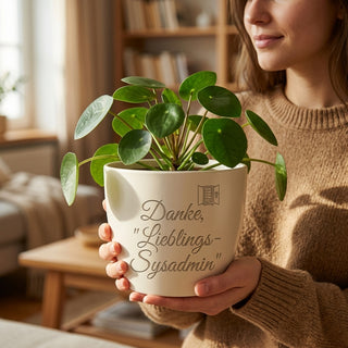 Personalisierter Blumentopf mit Gravur — Danke Geschenk Systemadministrator — im Wohnambiente