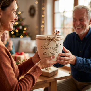 Personalisierter Blumentopf mit Gravur — Dankeschön Geschenk Dozentin — als persoenliche Geschenk-Uebergabe