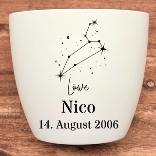 Weißer Blumento Topf mit graviertem Sternbild Löwe, Name Nico und Datum 14. August 2006.