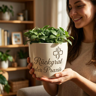 Personalisierter Blumentopf mit Gravur — Geschenk für MFA Praxis — im Wohnambiente