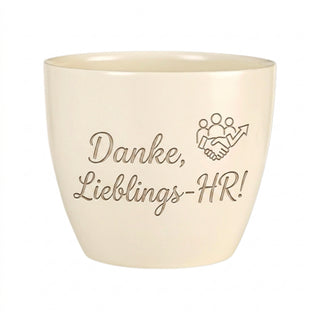 Personalisierter Blumentopf mit Gravur — Geschenk HR Managerin Abschied — Detailansicht der Lasergravur