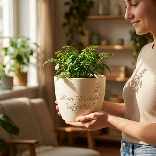 Personalisierter Blumentopf mit Gravur — Geschenk Heimwerkerin — im Wohnambiente