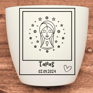 Weißer Blumentopf mit Sternzeichen Jungfrau, Name "Tapas" und Datum 02.09.2024. Personalisiertes Geschenk.