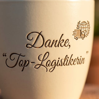 Personalisierter Blumentopf mit Gravur — Geschenk für Logistikerin — Detailaufnahme