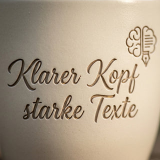 Personalisierter Blumentopf mit Gravur — Geschenk für Redakteurin — Detailaufnahme