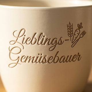 Personalisierter Blumentopf mit Gravur — Geschenk Gemüsebauer — Detailaufnahme