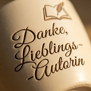 Einzigartiger Blumentopf mit Gravur für die Lieblings-Schriftstellerin — Detailaufnahme