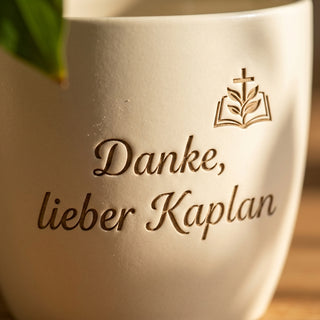 Personalisierter Blumentopf mit Gravur — Danke Geschenk Kaplan — Detailaufnahme