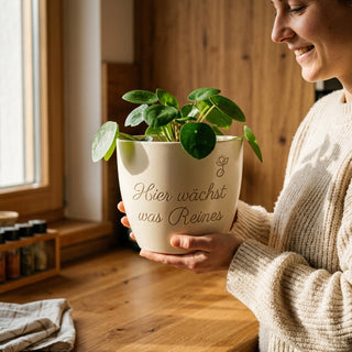 Personalisierter Blumentopf mit Gravur — Geschenk Textilreiniger Abschied — im Wohnambiente