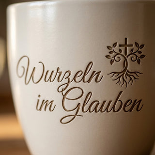 Persönliches Geschenk für Pastorinnen – Blumentopf mit Gravur 'Wurzeln im Glauben' — Detailaufnahme