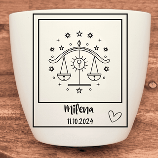 Weißer Blumentopf mit graviertem Waage-Sternzeichen, Name "Milena" und Datum "11.10.2024". Personalisiertes Geschenk.
