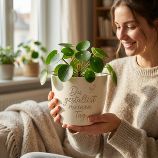 Personalisierter Blumentopf mit Gravur — Geschenk UI Designer Geburtstag — im Wohnambiente