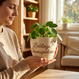 Personalisierter Blumentopf mit Gravur — Geschenk Tennisspielerin Geburtstag — im Wohnambiente