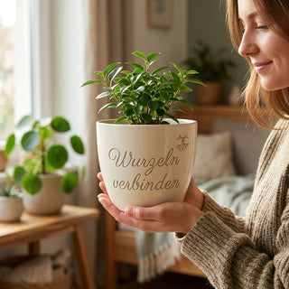 Personalisierter Blumentopf mit Gravur 'Wurzeln verbinden' — Geschenk Cousin — im Wohnambiente