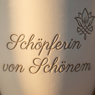 Personalisierter Blumentopf mit Gravur — Geschenk für Modedesigner & Modeschöpfer — Detailaufnahme