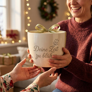 Personalisierter Blumentopf mit Gravur — Geschenk Berufsanfänger Karrierestart — als persoenliche Geschenk-Uebergabe