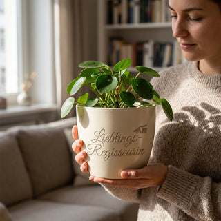 Personalisierter Blumentopf mit Gravur — Geschenk Regisseurin Filmpremiere — im Wohnambiente