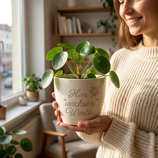Personalisierter Blumentopf „Hier wachsen Worte“ — Geschenk Werbetexter — im Wohnambiente