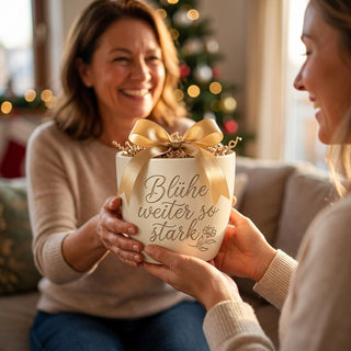 Personalisierter Blumentopf mit Gravur — Geschenk für Polizistin — als persoenliche Geschenk-Uebergabe