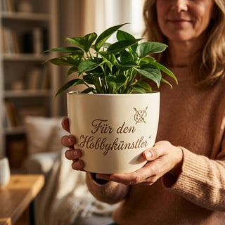 Personalisierter Blumentopf mit Gravur — Geschenk für Hobbykünstler — im Wohnambiente