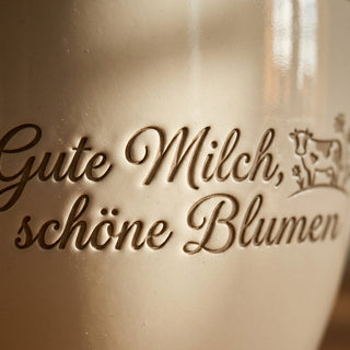 Personalisierter Blumentopf mit Gravur — Geschenk Molkereifachmann — Detailaufnahme