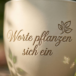 Individuelles Geschenk für Deutschlehrer – Blumentopf mit Gravur — Detailaufnahme