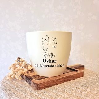 Beiger Blumentopf mit Schütze-Sternbild, Name Oskar und Datum 29. November 2022. Personalisiertes Geschenk von Natur Macher.