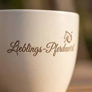 Persönlicher Blumentopf mit Gravur für den Lieblings-Pferdewirt — Detailaufnahme
