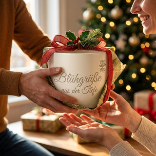 Personalisierter Blumentopf mit Gravur — Taucherin Geschenk zum Geburtstag — als persoenliche Geschenk-Uebergabe